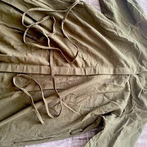 Brand nee Midi comando olive green dress ,perfect for the summer.SHEIN ,xs.